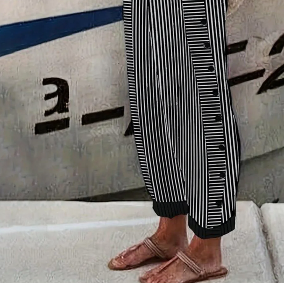 Pantalon noir à rayures et poches latérales
