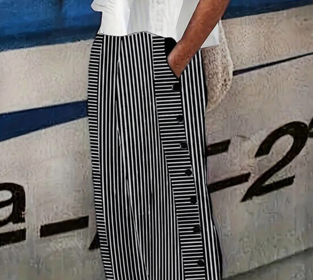 Pantalon noir à rayures et poches latérales