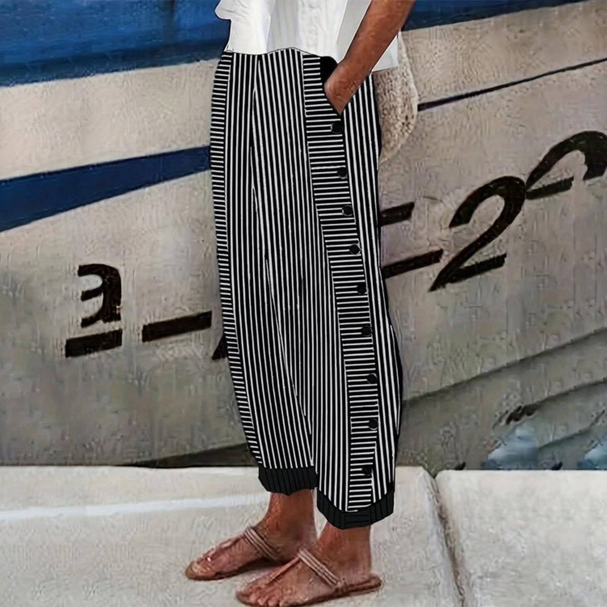 Pantalon noir à rayures et poches latérales