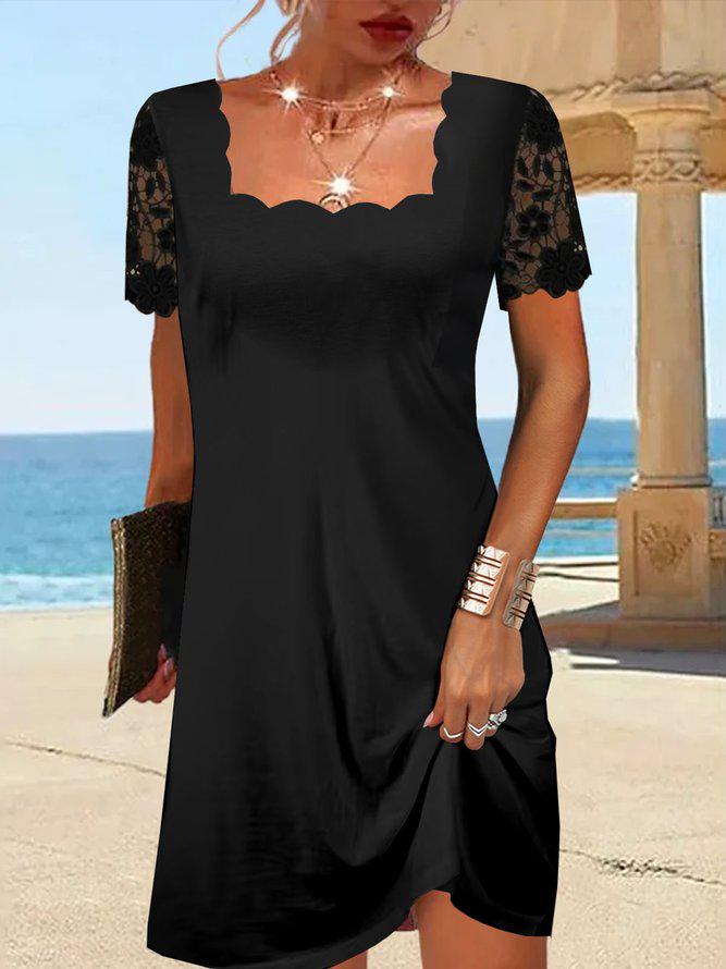 Petite robe noire carrée festonnée