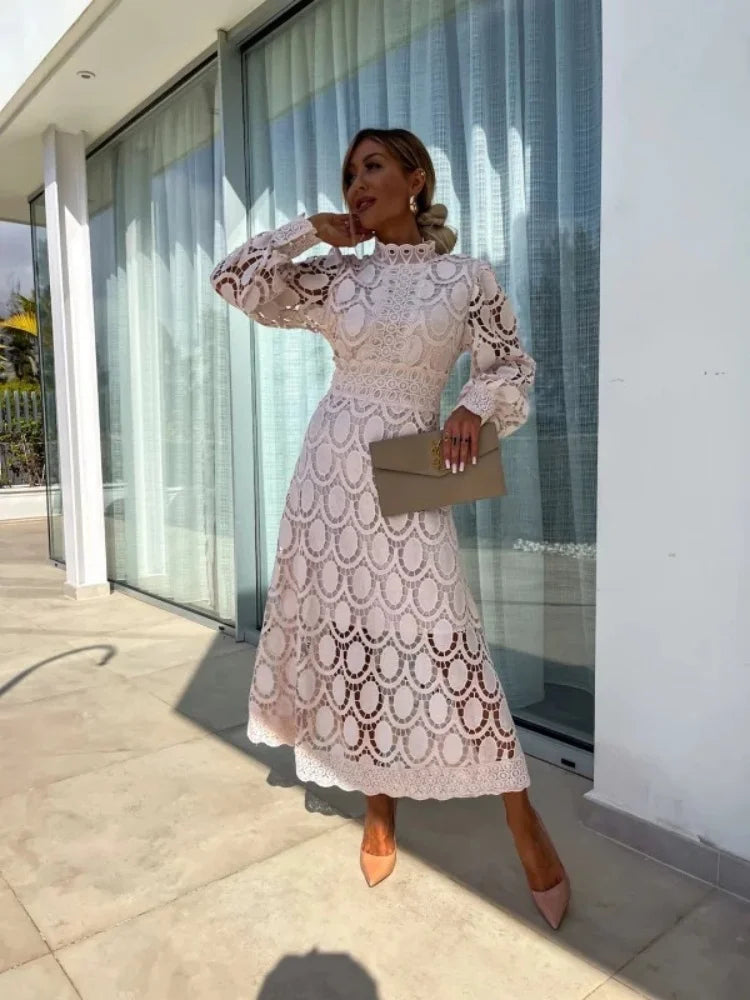 Blanca - Robe longue en dentelle à col haut et manches bouffantes