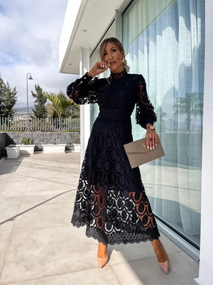 Blanca - Robe longue en dentelle à col haut et manches bouffantes