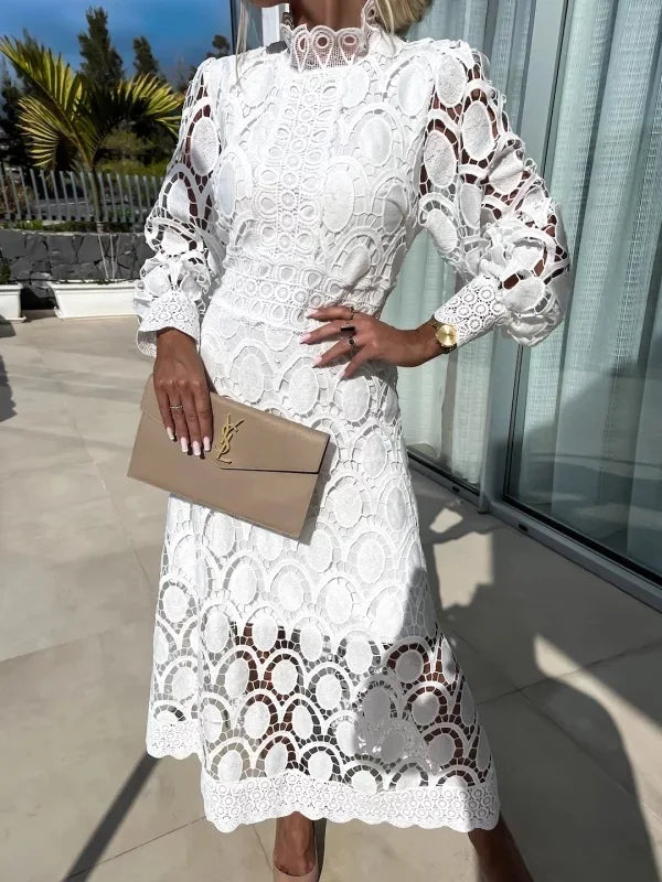 Blanca - Robe longue en dentelle à col haut et manches bouffantes