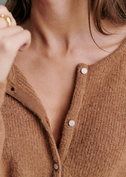 BRISLEY – CARDIGAN EN MAILLE CHALEUREUSE HÉRITAGE