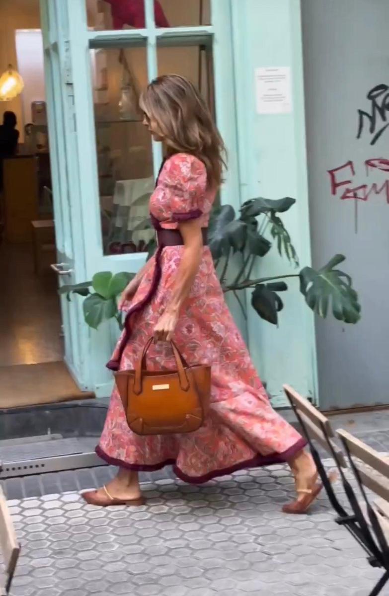 Robe longue rose élégante à manches courtes