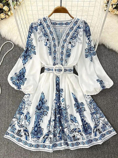 Leah Mini-robe aérée à manches longues et col en V
