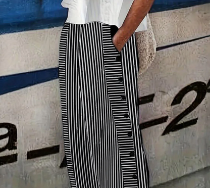 Pantalon noir à rayures et poches latérales
