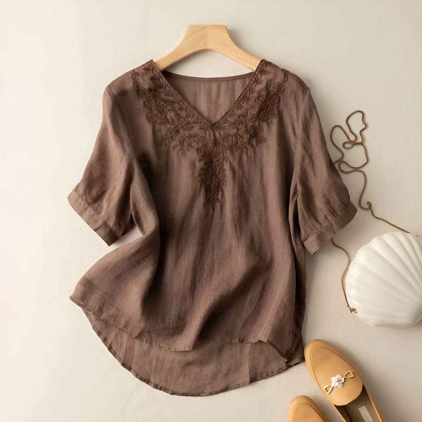Ilona™ | Chemise col V brodée