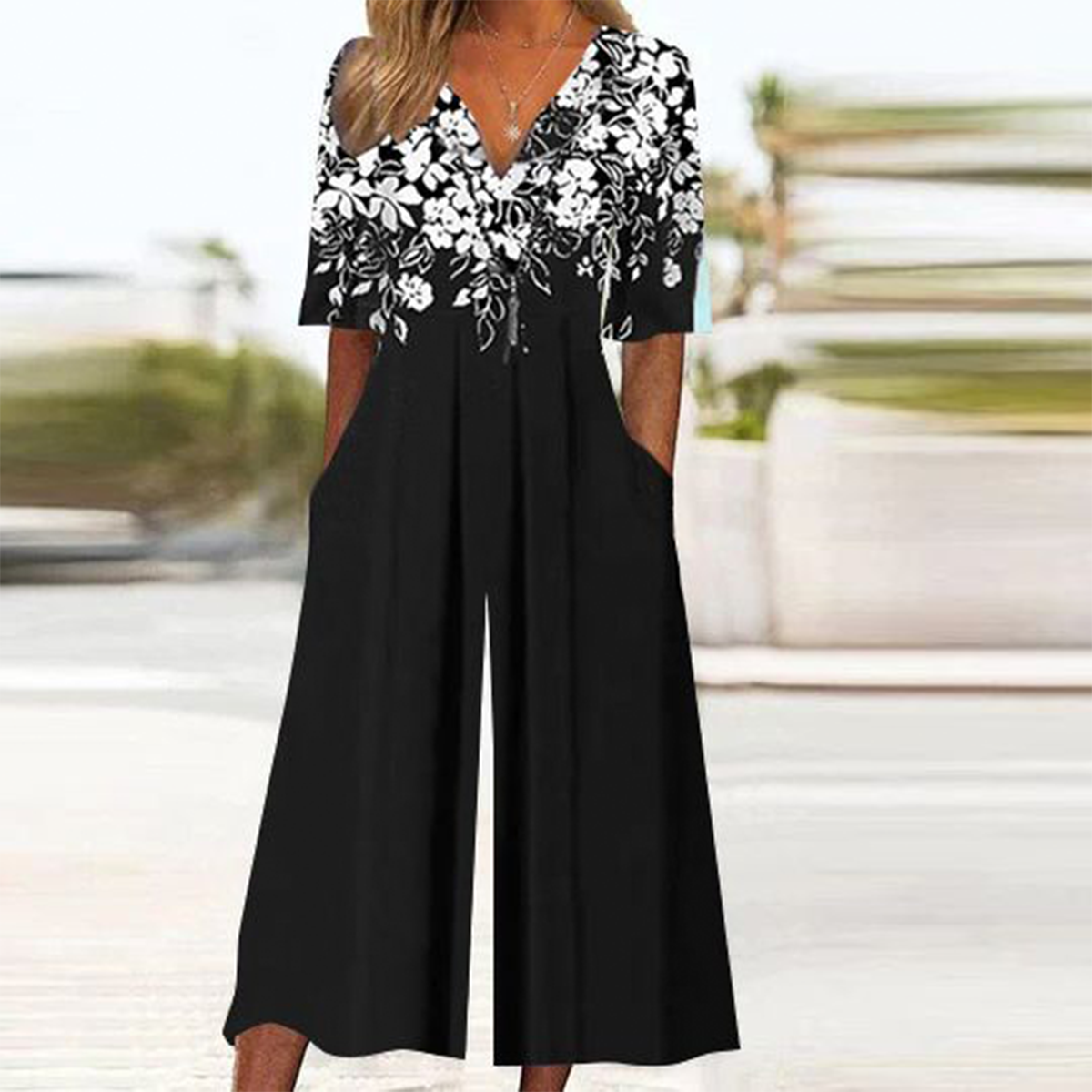 Combinaison noire à manches mi-longues et imprimé floral