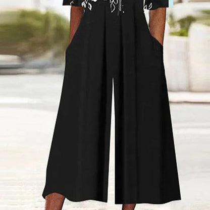 Combinaison noire à manches mi-longues et imprimé floral
