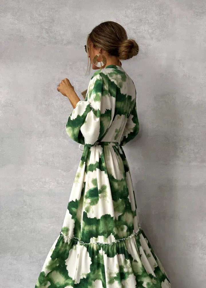 Robe longue verte à manches longues et col en V