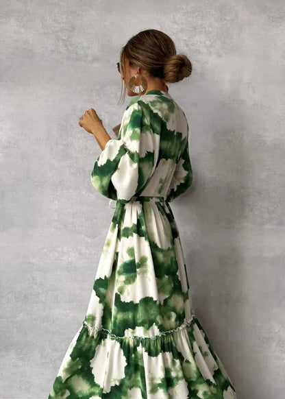 Robe longue verte à manches longues et col en V