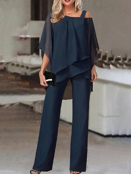 Ensemble deux pièces bleu marine avec haut et pantalon à volants et épaules dénudées