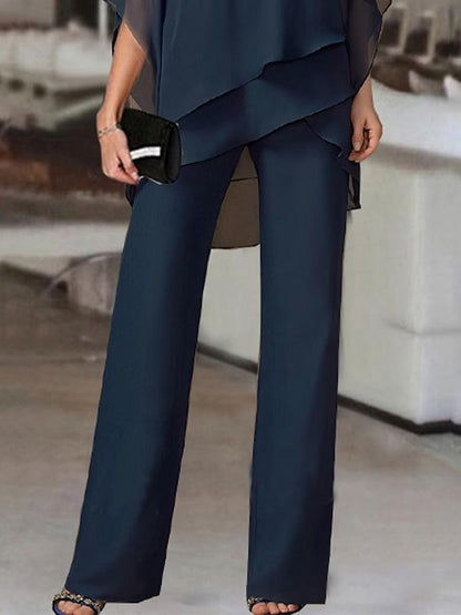 Ensemble deux pièces bleu marine avec haut et pantalon à volants et épaules dénudées